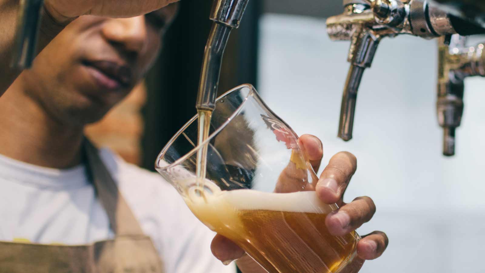 7 Dicas de como servir chopp corretamente - Cervejaria Albanos