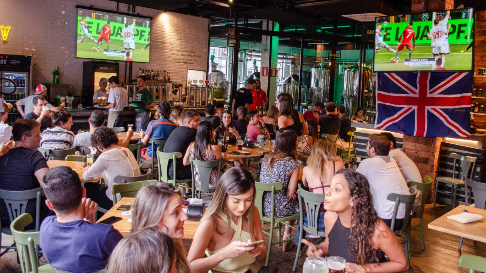 Foto de Assistindo Jogo De Futebol Na Tv No Pub Locais Comidas