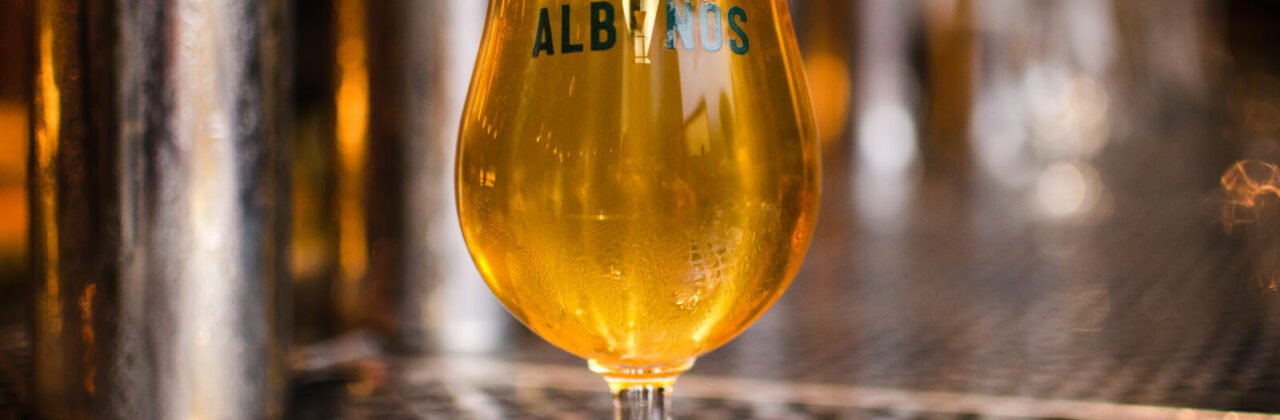 o que é cerveja pilsen e puro malte taça da albanos